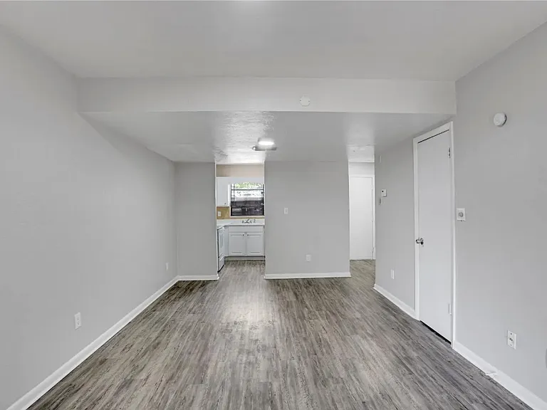 915 SW 61st St #C — Photo 2