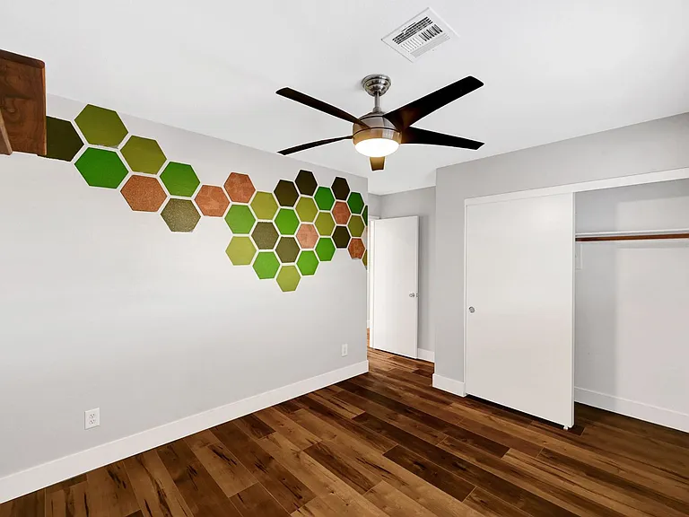 812 Sistine St — Photo 31