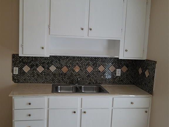 3rd image of 2300 Grayson Ave