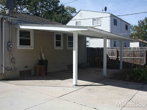 2nd image of 19445 Woodland St
