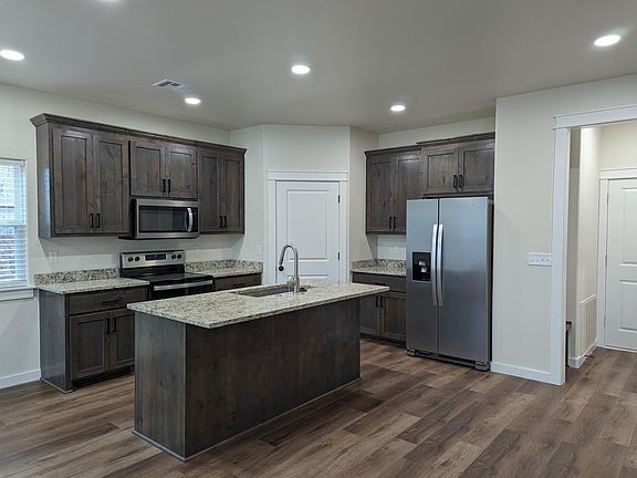 5th image of 819 E Finley Ridge Dr