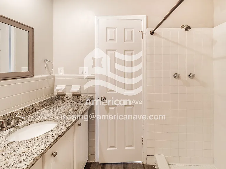 1563431_014_bathroom_13677942.jpg