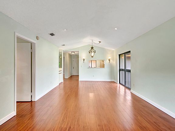 5th image of 351 Club Circle #207
