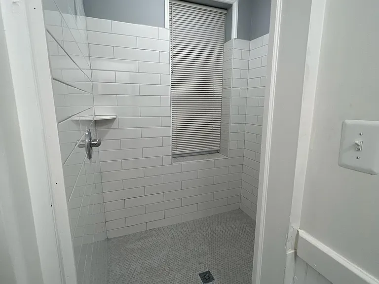 Ailsa Ave — Photo 4