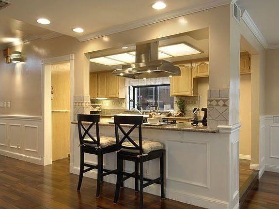 CENTER HALL VIEW TO KITCHEN