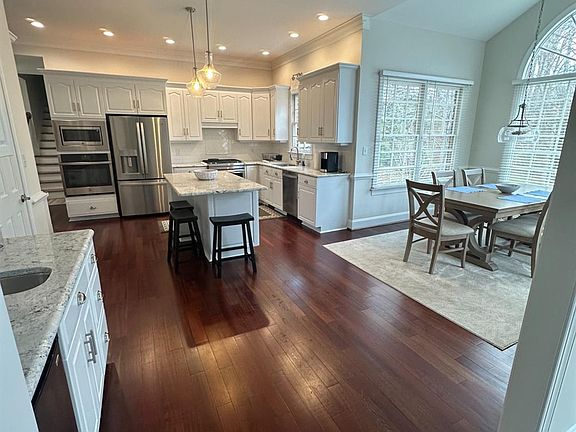 4th image of 421 New Britain Dr