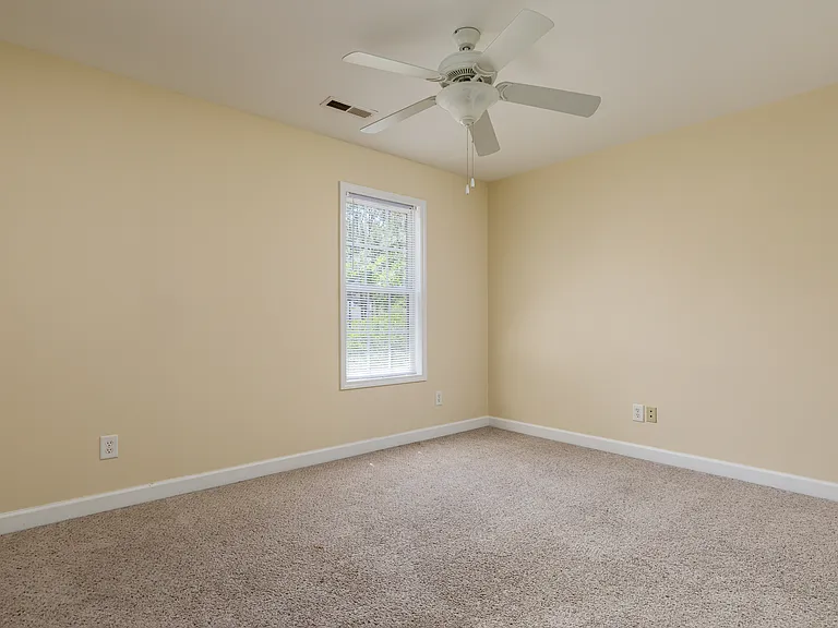 202 Clover Ct — Photo 14