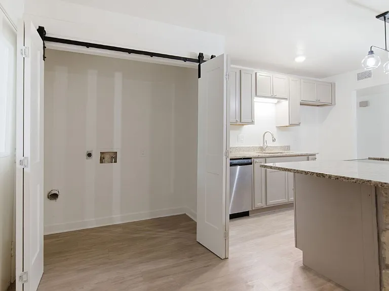 809 James St — Photo 15
