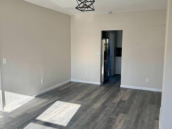 4th image of 225 S 11th Ave