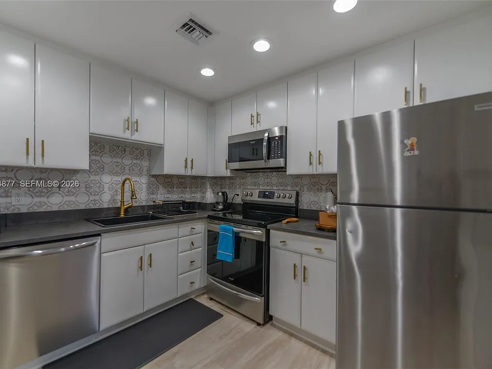 1950 S Ocean Dr #19E