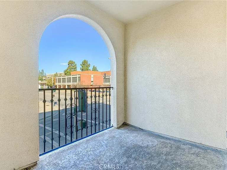 600 E Walnut St — Photo 7