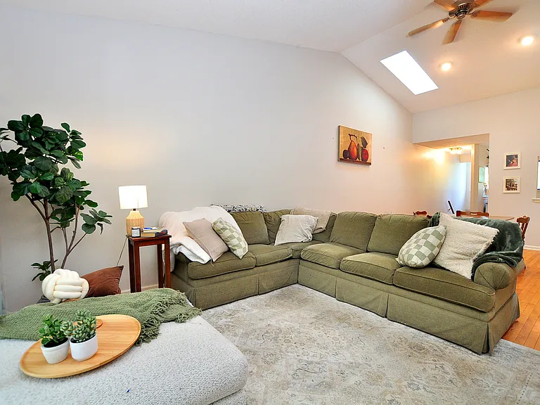 30 Simsbury Lndg #30 — Photo 28