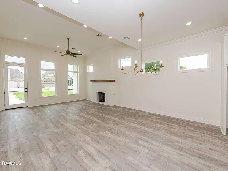 424 Dunvegan Ct — Photo 6
