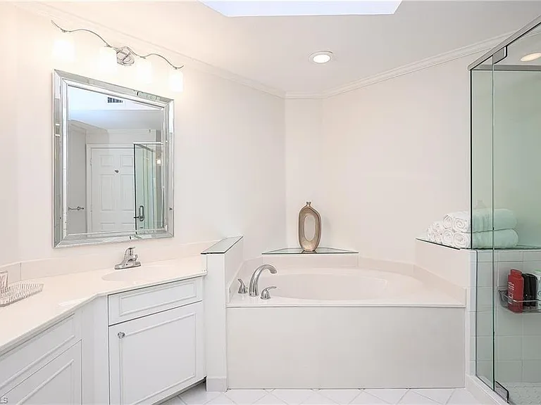900 L Ambiance Cir #9-106 — Photo 17