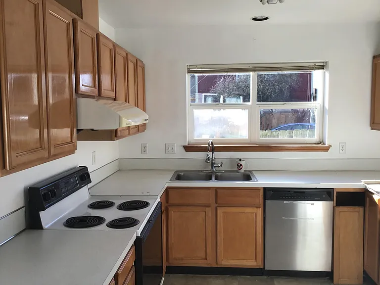 4708 N Haight Ave — Photo 4