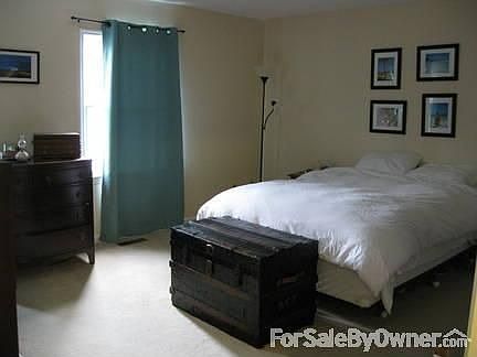 Master Bedroom : 17' x 13' with two closets