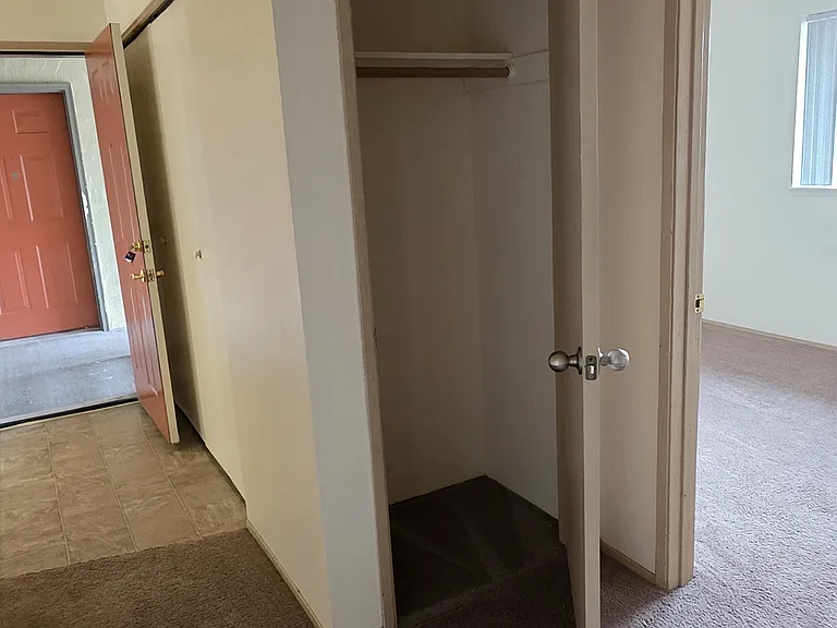 Brittany Crossing Apartments — Photo 18