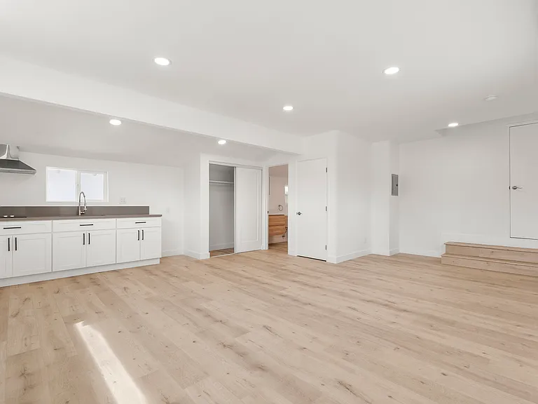 21733 Bryant St — Photo 3