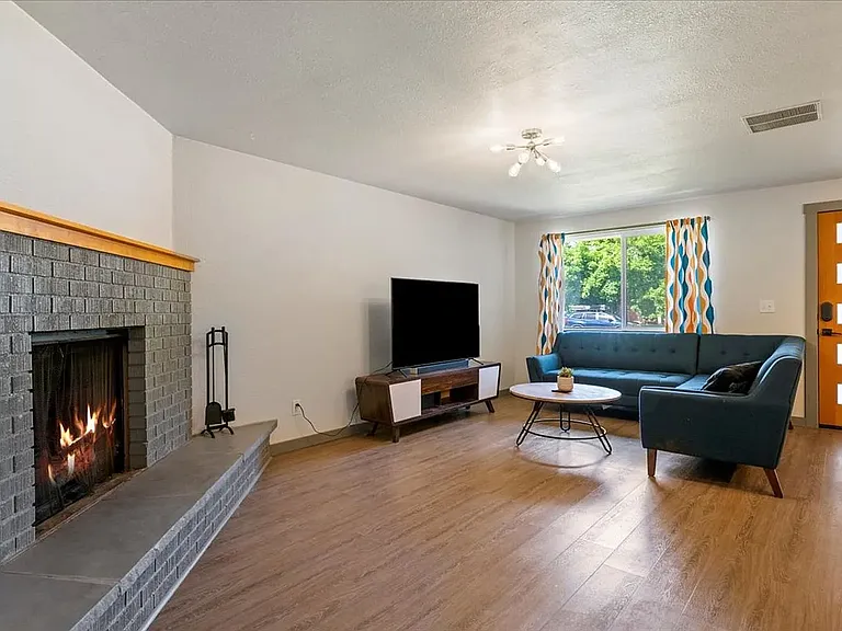 2034 S Division Ave — Photo 11