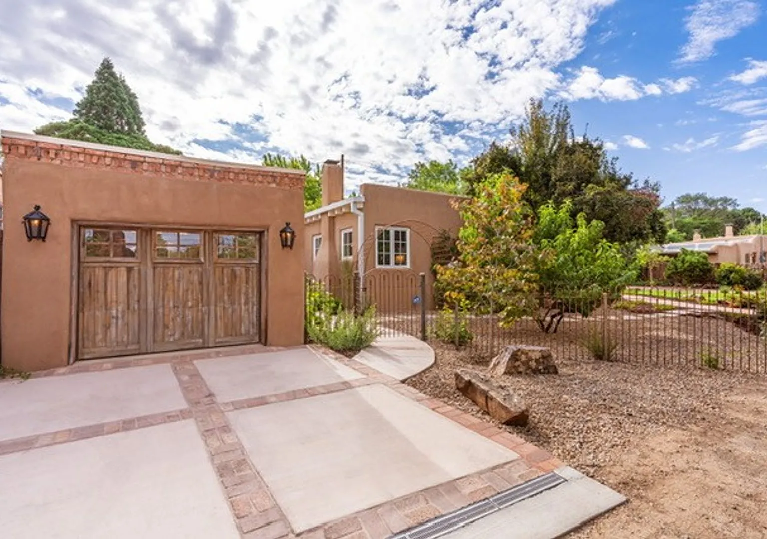 435 Calle La Paz Furnished Historic Eastside Home Utilities Included — Photo 1