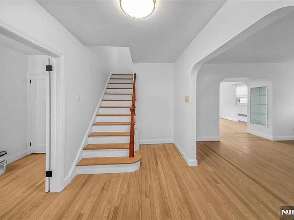 3rd image of 595 Knickerbocker Rd