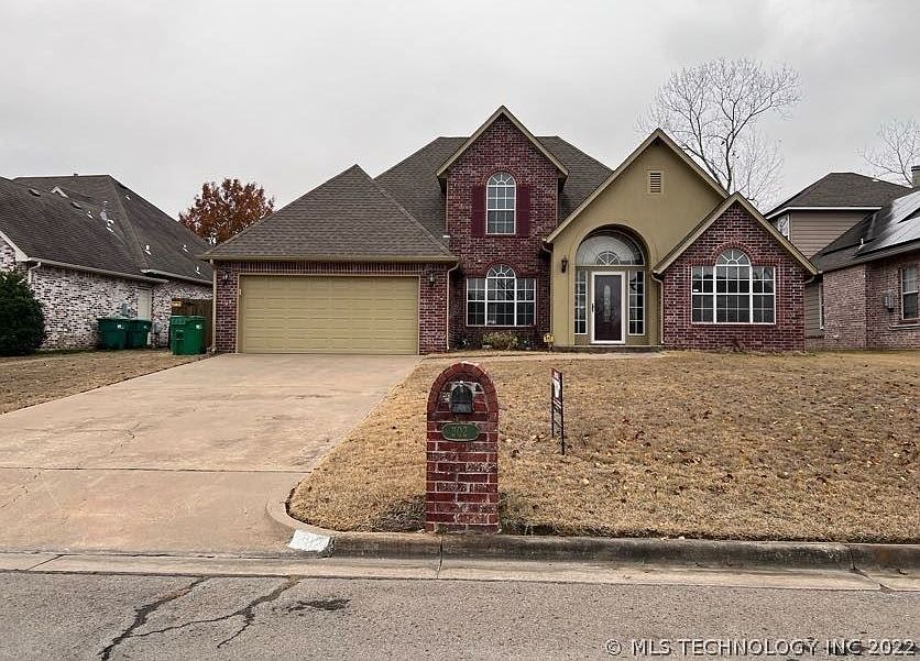 1st image of 302 Woodview Ln