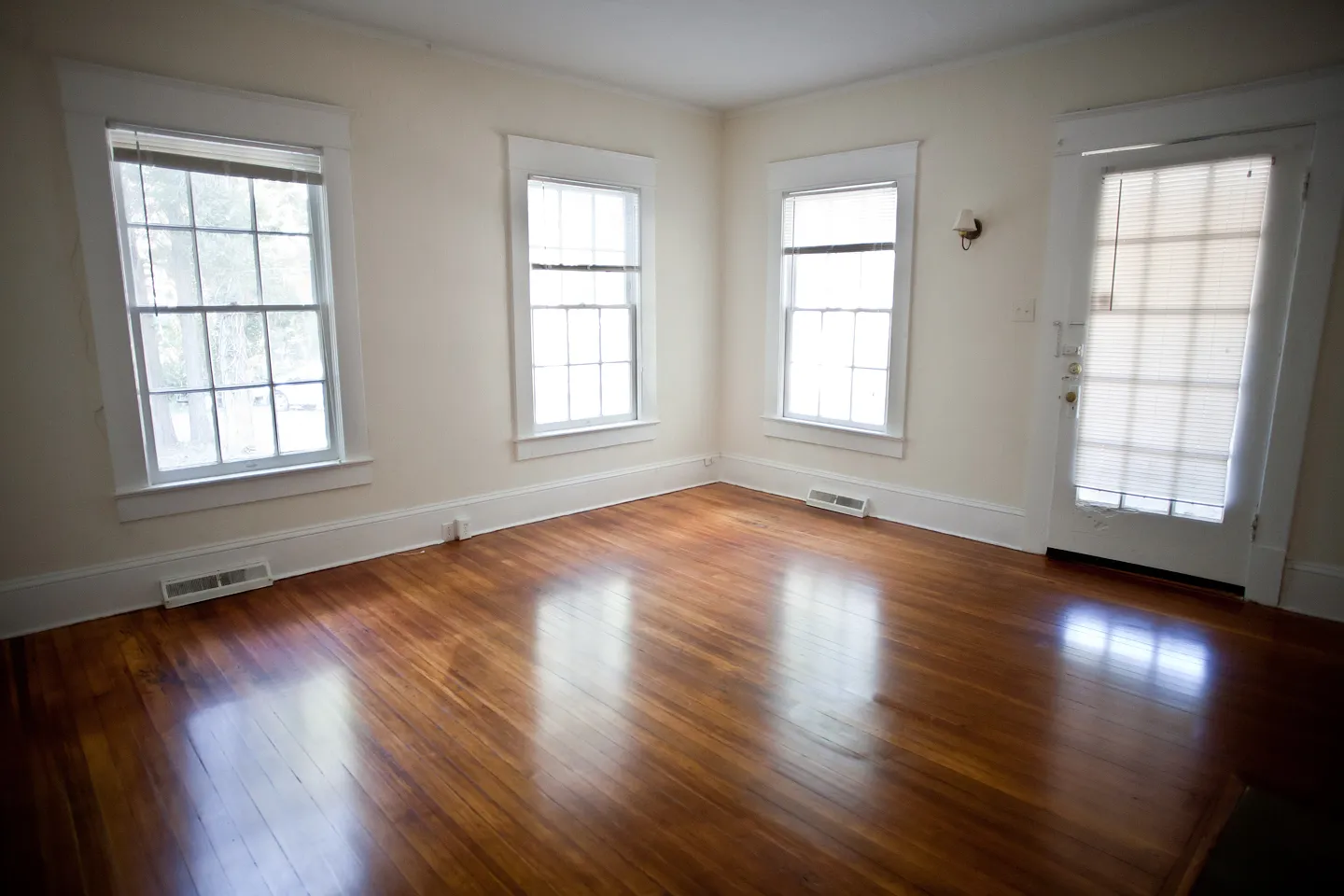 One Bedroom Renovated Cottage Apartment on North St. - Walk to Campus! — Photo 1