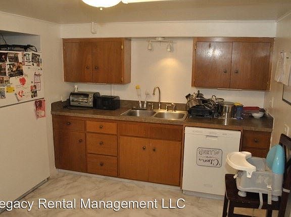 4th image of 441 1/2 Maple Dr