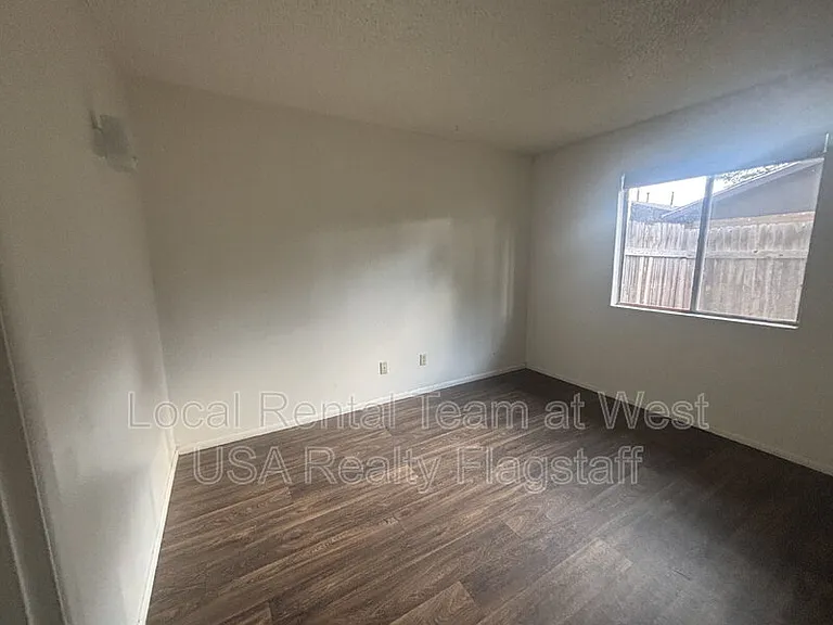 2219 E Dortha Ave #5 — Photo 8
