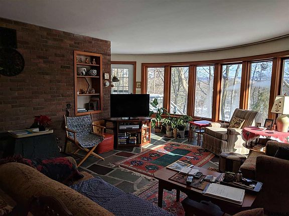 5th image of 8 Pineview Ave