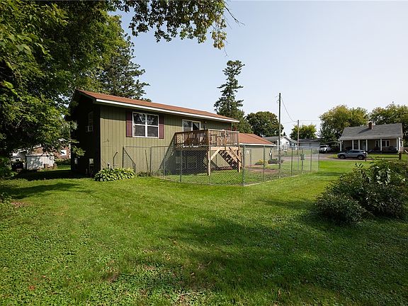 4th image of 207 1st Avenue E
