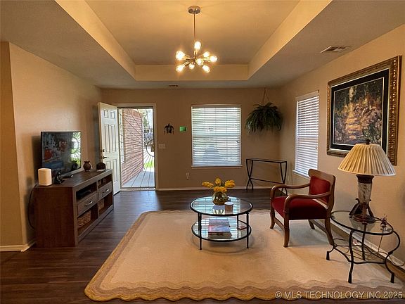 4th image of 141 W Fairlane Pl