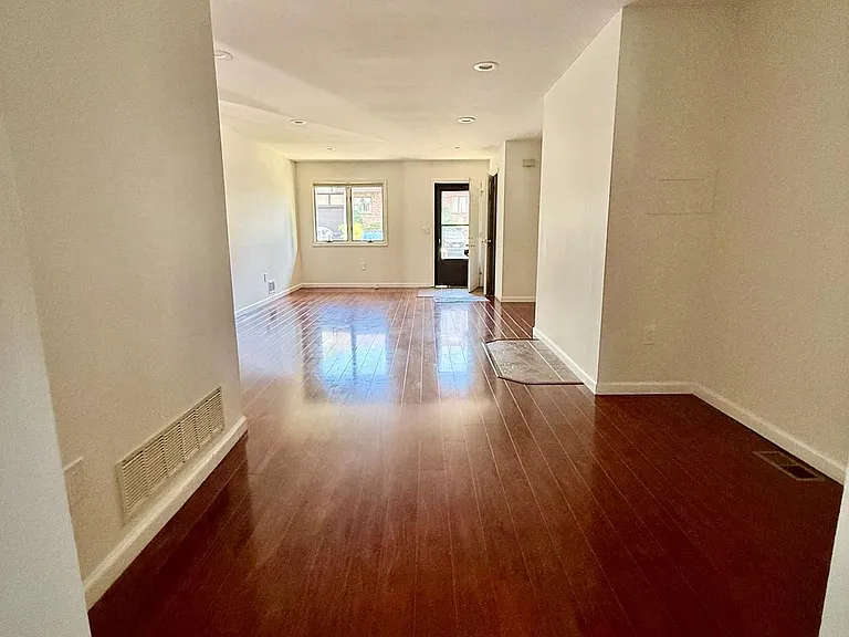 3 Cambridge Dr — Photo 3