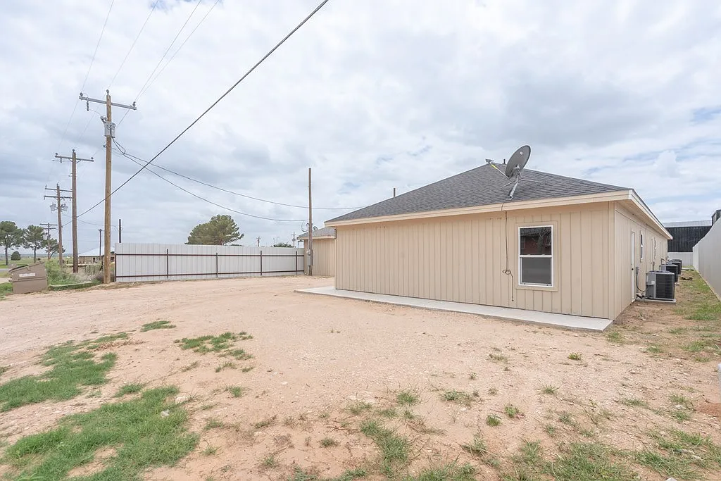 2 bed, 2.0 bath, 770 sqft, $1,300 — Photo 3