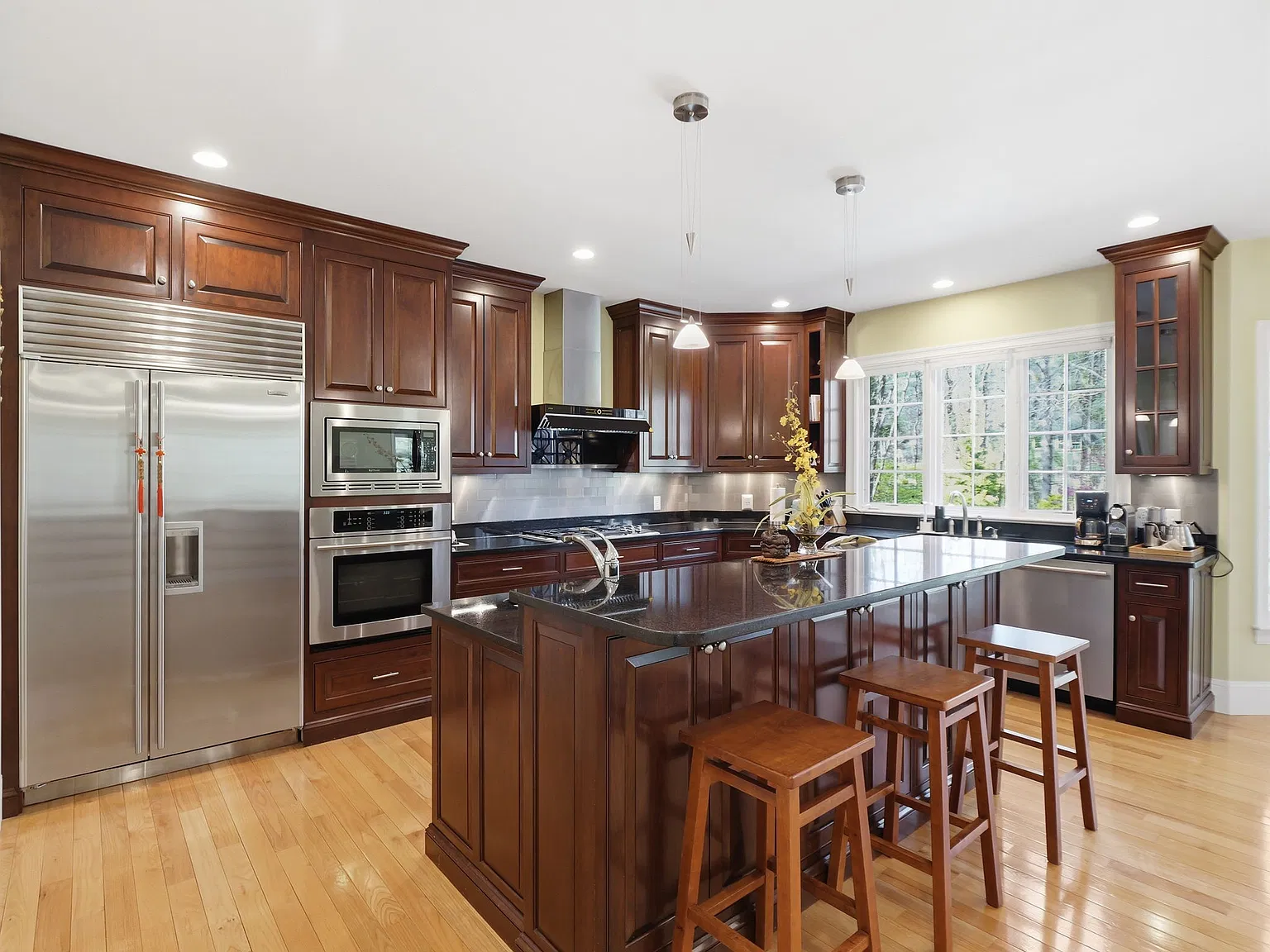 4 bed, 3.5 bath, 6670 sqft, $10,000 — Photo 3
