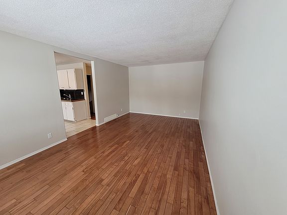 3rd image of 203 Campion Cres