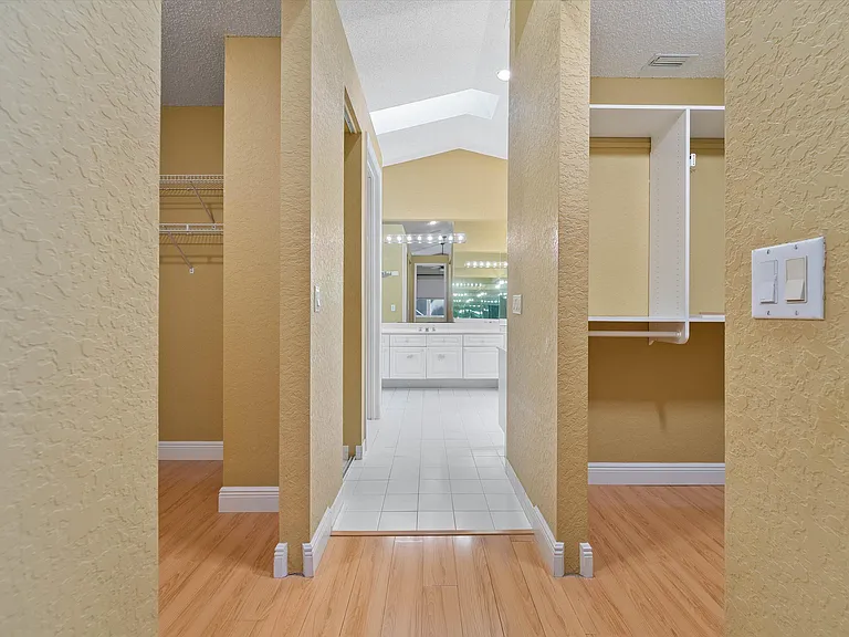 10860 Fairmont Village Dr — Photo 21