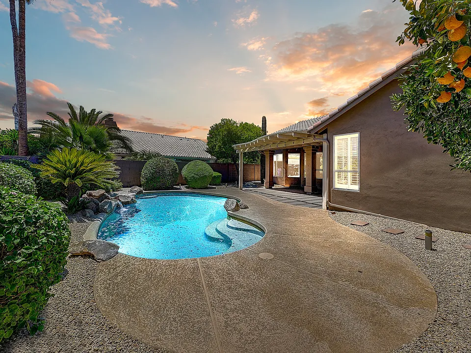 13383 W Alvarado Dr