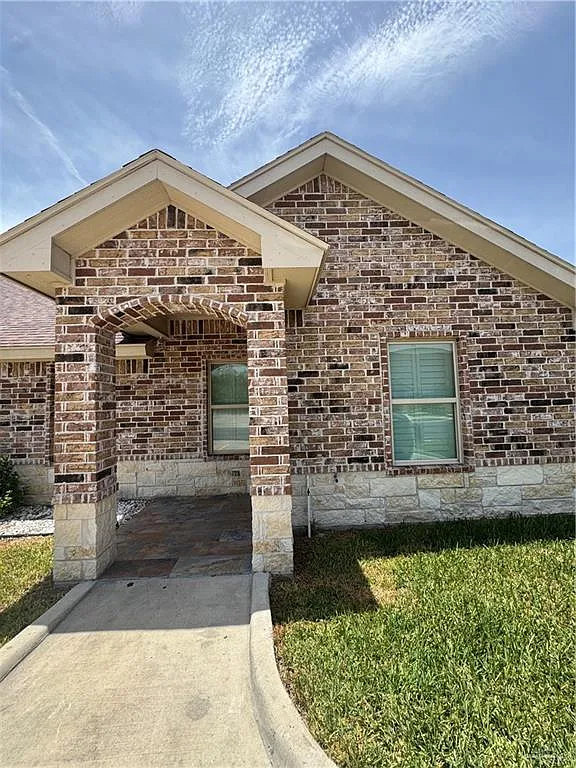 3 bed, 2.0 bath, 1400 sqft, $1,200 — Photo 1