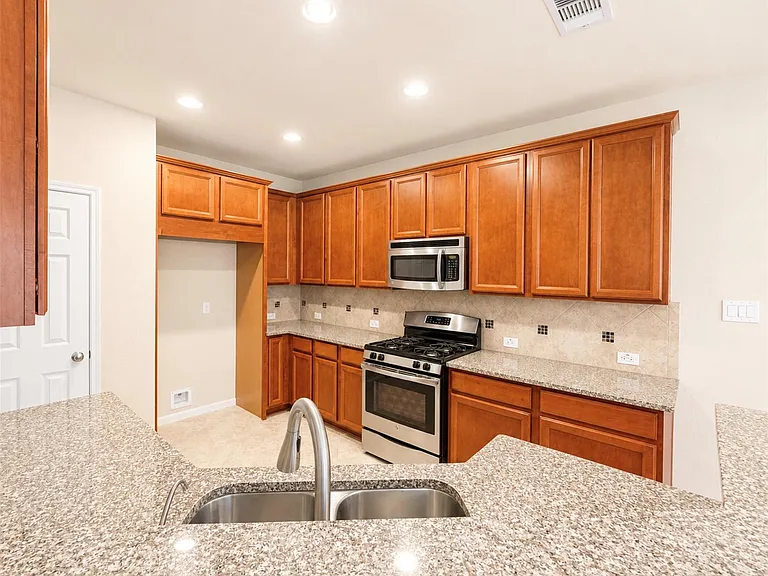 15618 Whisper Woods Dr — Photo 10