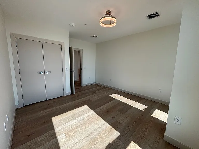 Bank Street Apartments at Burlington Square — Photo 23