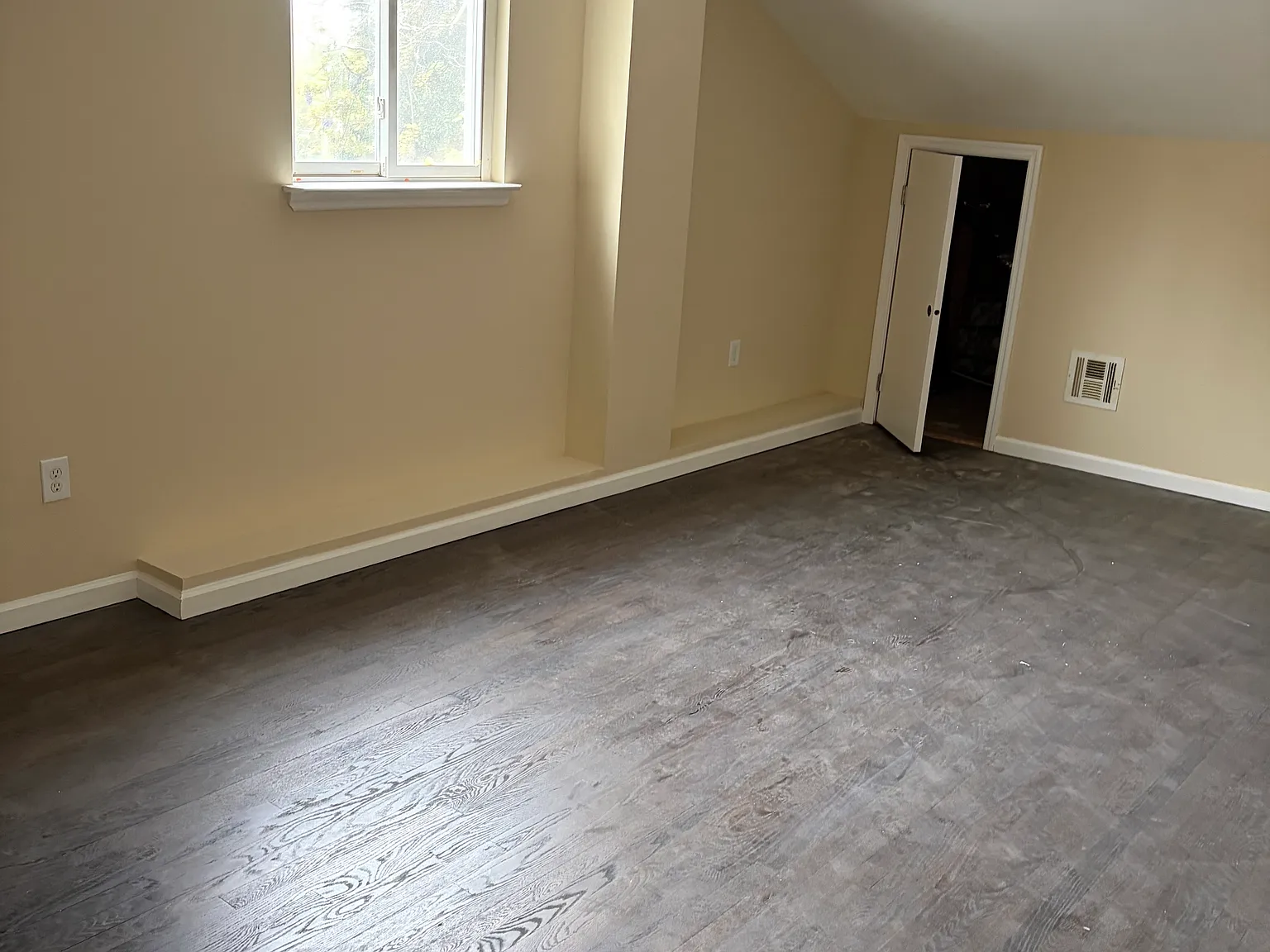 3 bed, 900 sqft, $3,811 — Photo 4