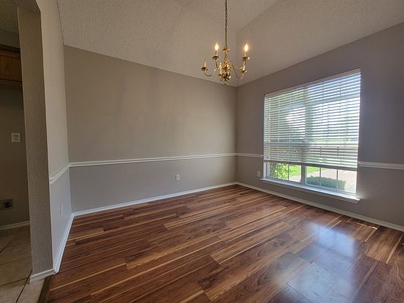 3rd image of 1020 Parkwood Trl