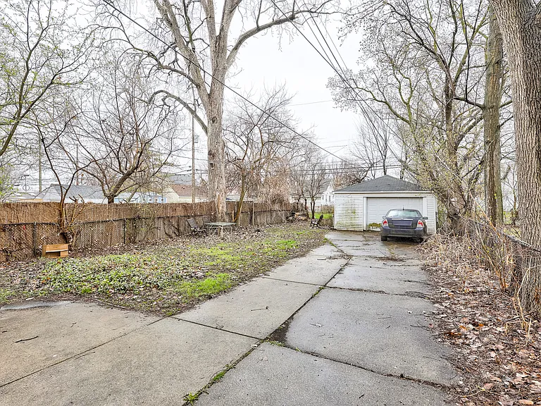 338 E Webster Ave — Photo 33