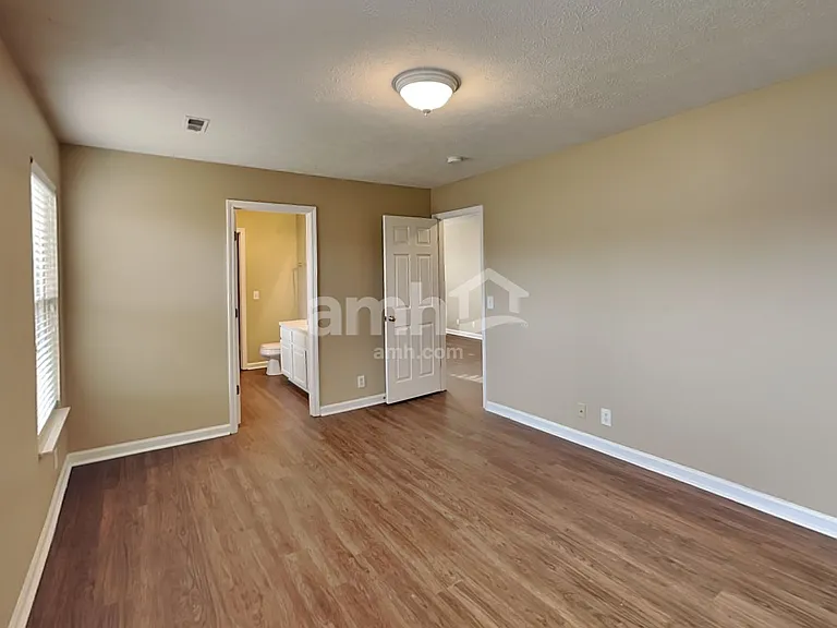 4060 Longfellow Dr — Photo 11