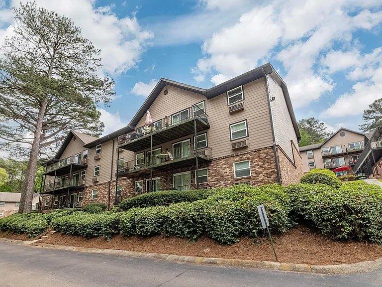 Hampton Hall | Comfort, Convenience, & Community All In One — Photo 23