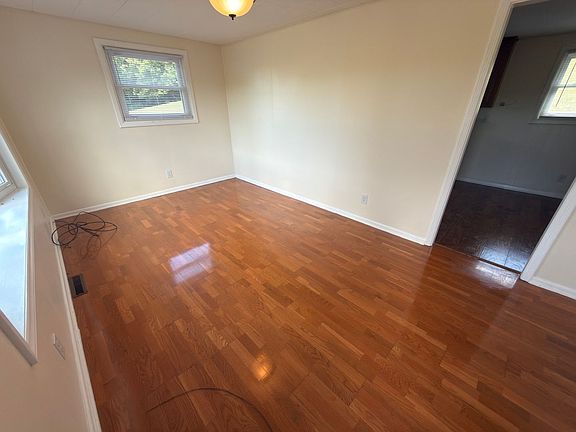 4th image of 945 Depot St NE