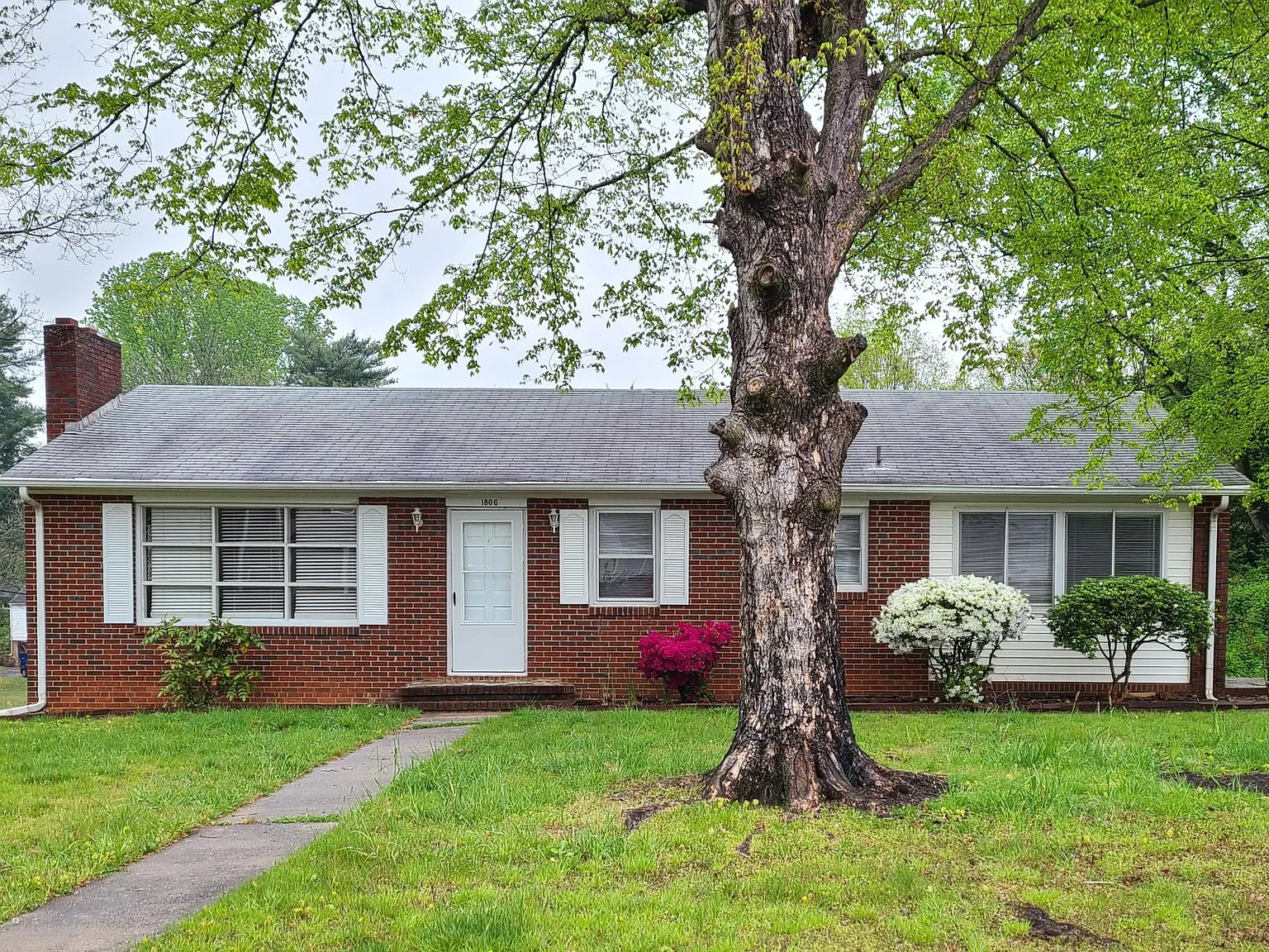 3 bed, 2236 sqft, $2,095 — Photo 1