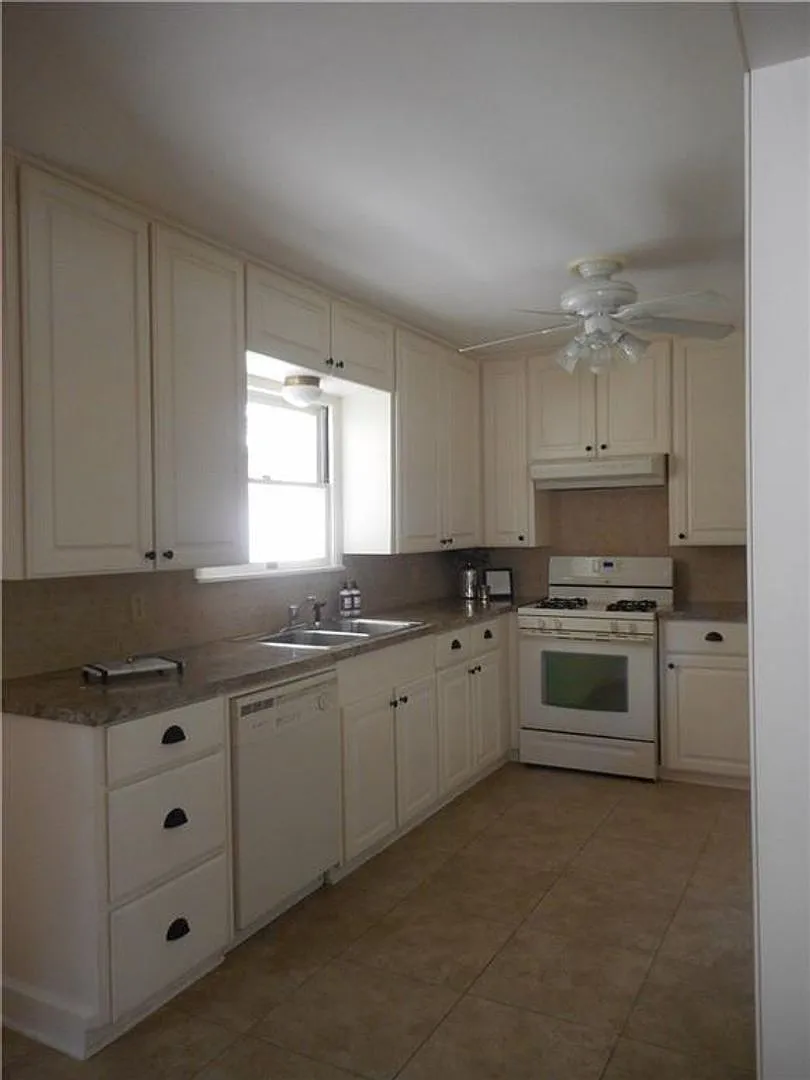 902 Wilshire - 3/Bed 2/Bath - $1895/month — Photo 3