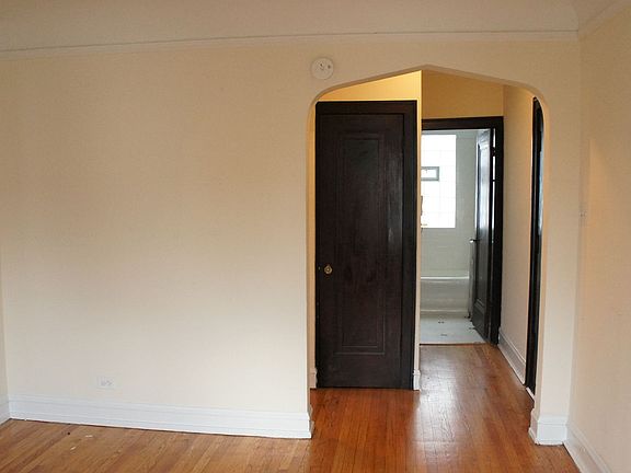 4th image of 2944-48 N Albany Ave #1180